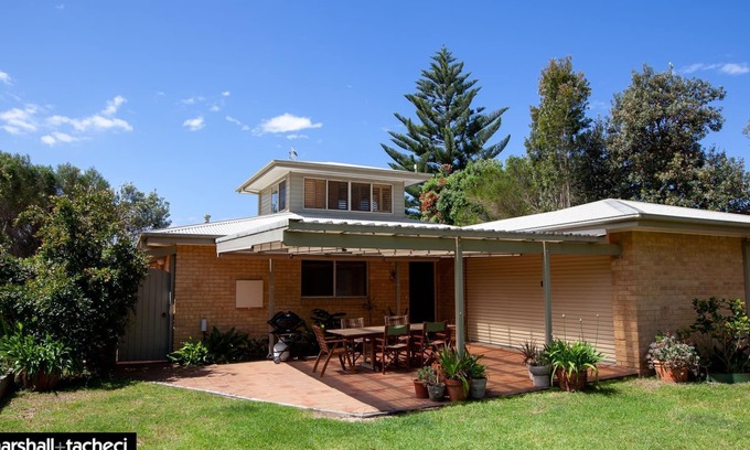 Bermagui Casa | Bermagui Dune House 5 Narira Street, Beach Front, Pet friendly