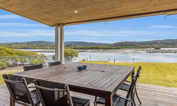 Bermagui Casa | BOAT HOUSE STARBOARD - 2 Lindo Street- Frente al río Bermagui, estacionamiento de botes