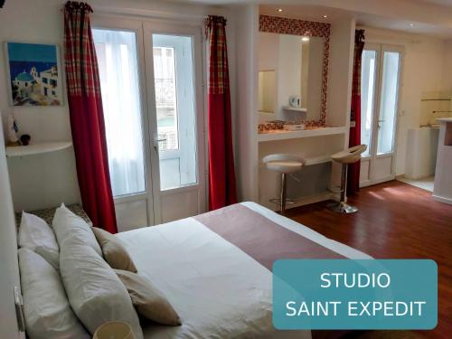 Lourdes Hotel | Bernadette' Cosy Flat - 3 minutes walk main door to sanctuary entrance- Old Town - Bernadette de Soubirous's neighborhood