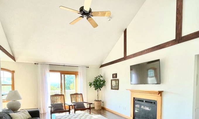 Guild Casa | Berry Mountain Lodge: Mountain Views by Lake & Ski