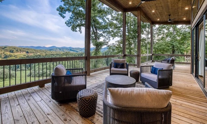 Morganton Cabina | Berry Refined - Luxury, views, hot tub, spacious