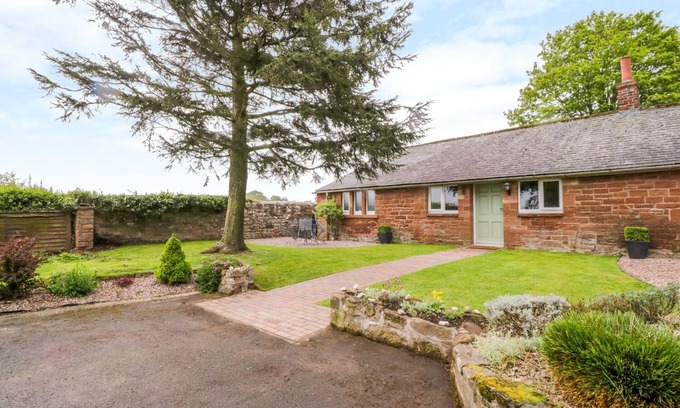 Wing Cabaña | BERRYMOOR COTTAGE, pet friendly, with hot tub in Corby Hill