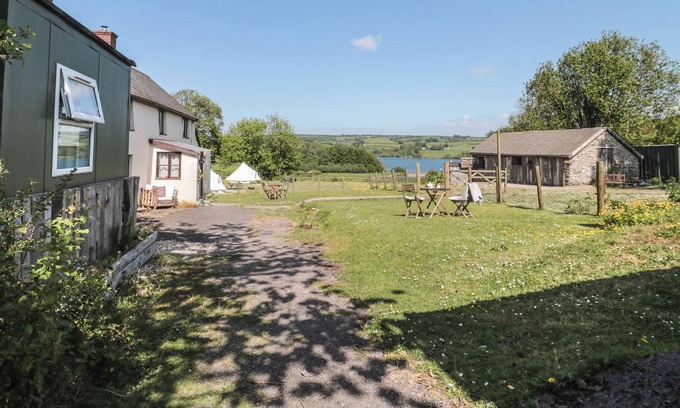 Dulverton Cabaña | BERTIES BOLTHOLE, romantic, with a garden in Dulverton