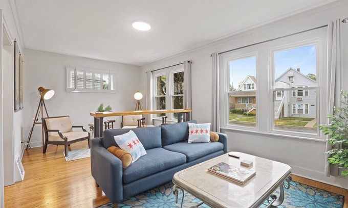 Berwyn Casa | Berwyn Bungalow - Explore Chicago from a Modern, Hip Bungalow vacation home.