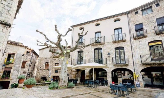 Besalú Apartamento | Besalu 2-1 New stylish apt on Plaça Llibertat