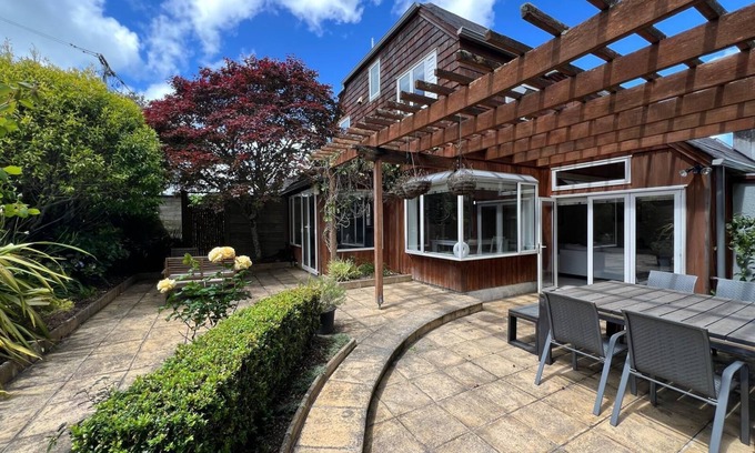 Hauraki Casa | Serene Oasis Steps from Takapuna