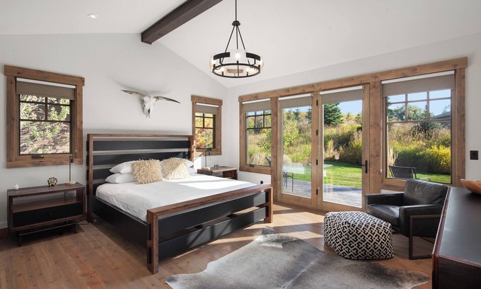 Whitefish Apartamento | Bespoke Whitefish Home | Lakeside Trails, Boating by Day & Fireplace Evening