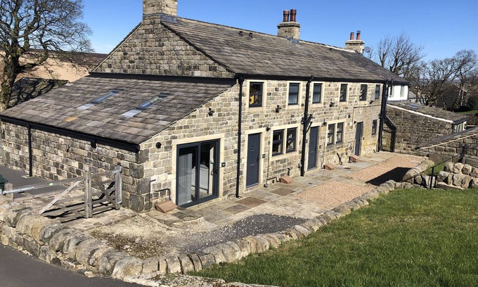 Lumbutts Cabaña | BESS COTTAGE, romantic, with a garden in Cragg Vale