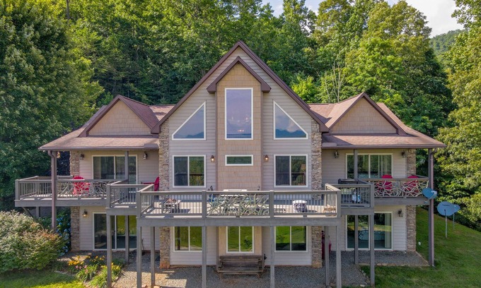 Franklin Casa | Best 5000 sq/ft Vacation Cabin with amazing VIEWS & Activities!!