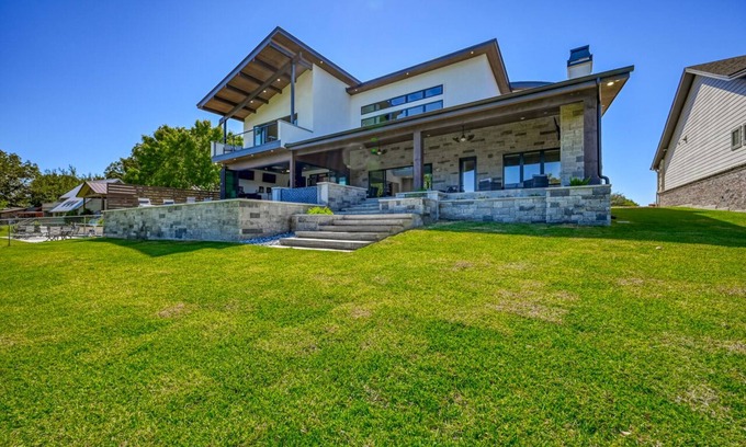 Kingsland Casa | BEST ARM OF THE LAKE! 6 BR/5 1/2 BA, SLEEPS 14, POOL/SPA, COVERED DOCK W LIFT