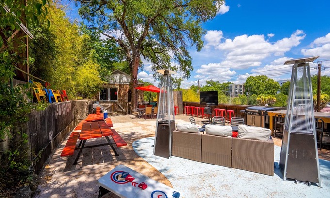Barton Heights Casa | Best ATX Location + Patio w 65"TV & Cowboy Pool