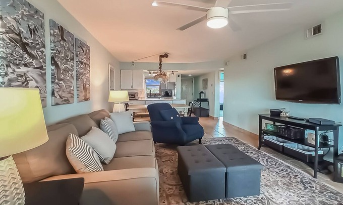 South Island Condominio | BEST BARGAIN ON THE ISLAND! 2B/2B VACATION CONDO W/ POOL! WALK TO BEACH!