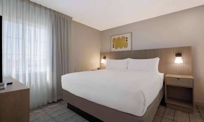 Irvine Industrial Complex-East Hotel | Best Choice! 1BR Suite with Full Kitchen, BBQ Area, Parking, Pets are Welcome!