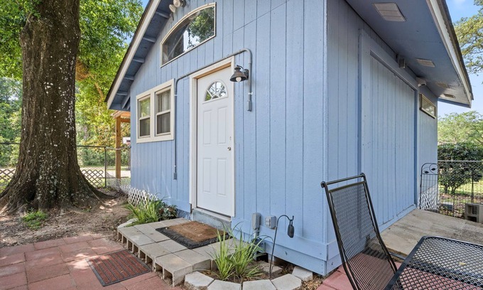 Fairhope Cabaña | Best Cottage In Fairhope! 65" TV + Free Roku Apps, Loft Bed, Close To Everything