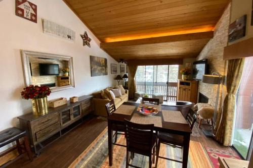 Vail Apartamento | Best creek view and mountain view in town. Unbeatable location
