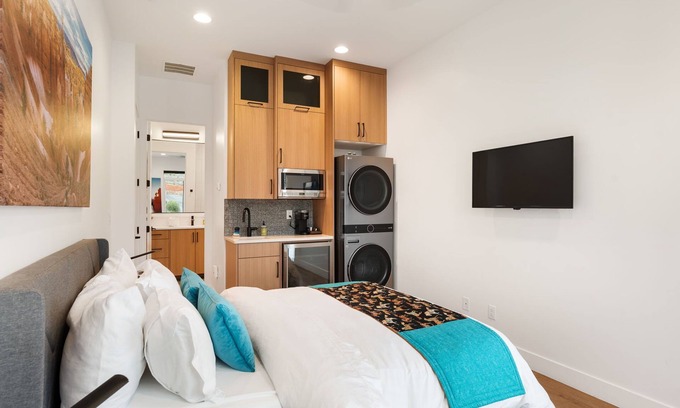Hurricane Apartamento | Best Deal! Modern Luxury Casita! Kitchenette & W/D