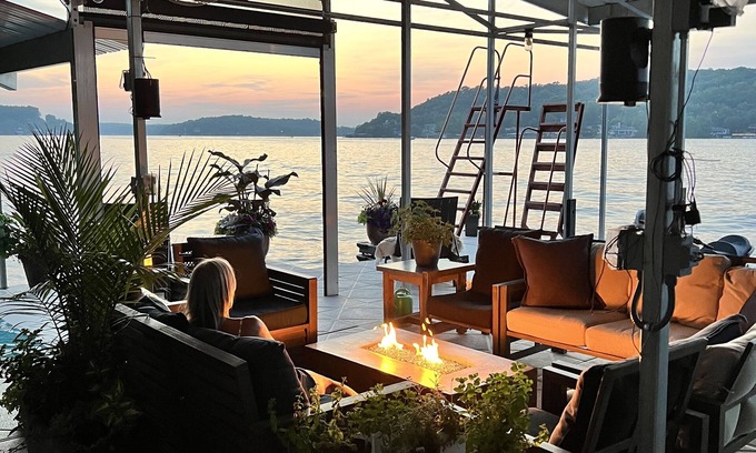 Gibson Point Casa | BEST dock on lake. New Hot Tub 2024. 4 BDRM, SLEEP 15.Aargh You Here Yet?