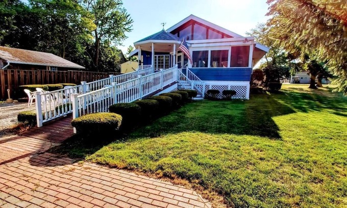 Put-in-Bay Casa | Best Downtown Location- Large, Beautiful!- The Queen Elizabeth House