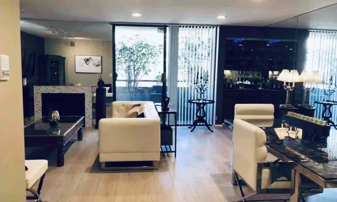 West Los Angeles Condominio | Best Location - condo with hot tub, WiFi, AC in fantastic West Los Angeles