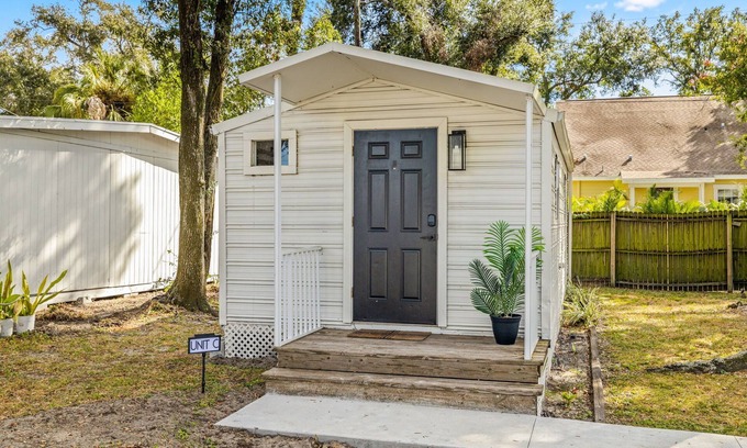 Tampa Heights Cabaña | Best Location, Cute 1br Guesthouse Near Downtown, Riverwalk, and Armature Works