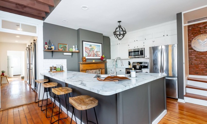 Clifton Casa | Best Location in Derby City- 2 story porch & hot tub