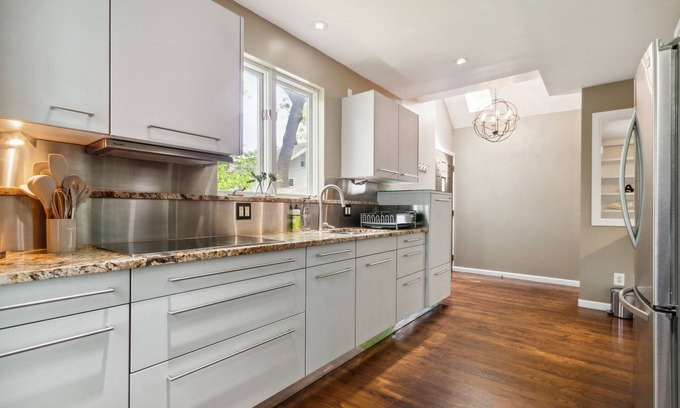 Madison Casa | Best Location in the Heart of Madison!! Pet-Friendly and Perfect for Remote Work