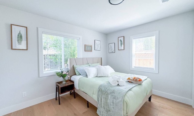 Sunnyvale Casa | Best Location | New Build | Tech | Laundry & A/C