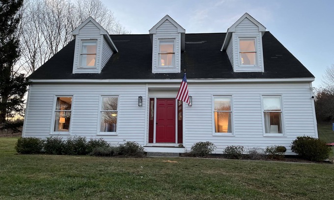Roxbury Casa | BEST LOCATION! PoshPadsCT"PAINTER HILL4BR" Hot Tub Spa, BBQ, Ski,Hike,1.5HrsNYC