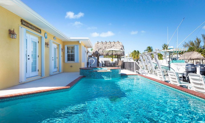 Marathon Casa | La mejor casa de maratón con piscina climatizada y spa, muelle y fabricación de hielo