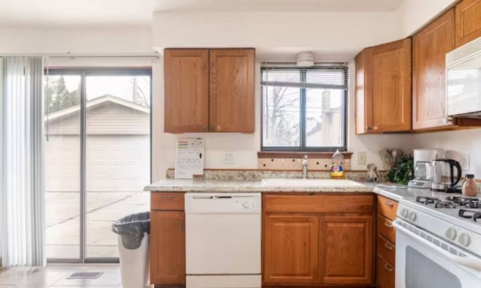 Livonia Casa | 4bed 2bath home in best neighborhood - centrally located