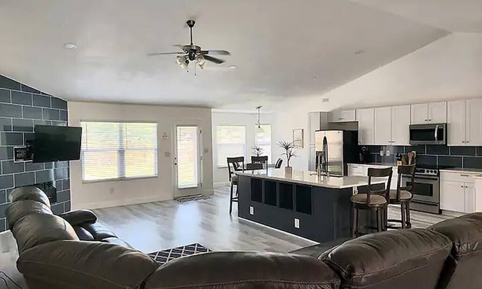 Northwest Pensacola Casa | Best of Both - A Tranquil Escape right off the Hwy