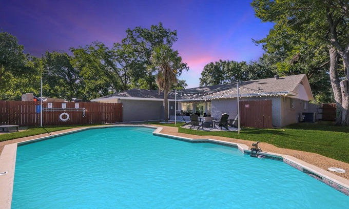 DeSoto Casa | Best of Desoto, 5BR, 2BA with Pool, Patio
