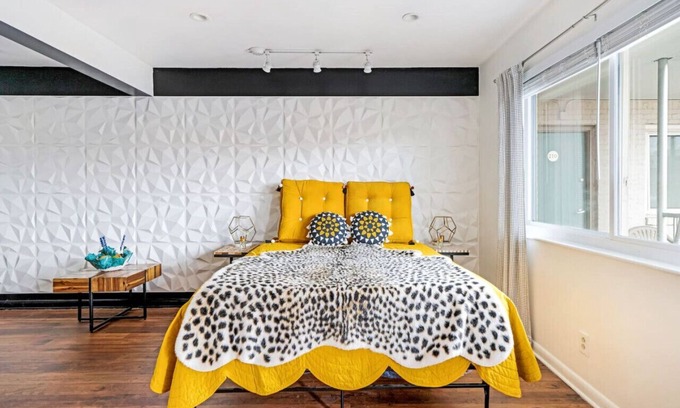 Berry Hill Condominio | Best Of Nashville - Award Winning, Top Floor Studio and Pool