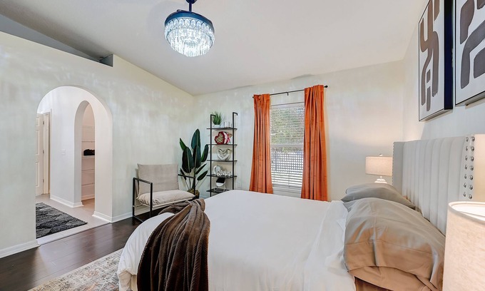 Westside Casa | BEST on the WEST HomeNr Shopping/Food/DWTN with Games &Private Yard