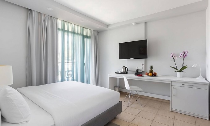 Ulcinj Hotel | Best Place to Unwind! 2BR Suite w/ Swim-up Pool! FREE Parking and Beachfront!