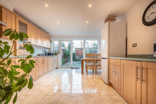 Portsmouth Apartamento | BEST PRICE! LARGE HOME FOR 4 - SMART TV - COMFY BEDS - GARDEN - 4 Single Beds or 2 Doubles!