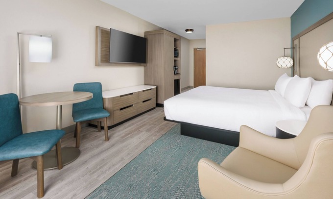 Marathon Hotel | Best Spot For Your Next Trip! Pet-friendly Unit with Pool View, Free Breakfast!