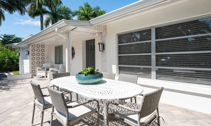 Central Naples Casa | Best Street! The BEACH is a 5 Min Drive plus Bikes, Firepit, & Fully Fenced Yard