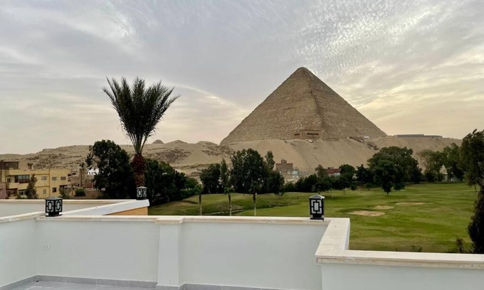Giza Apartamento | Best view directly to the great pyramids and golf garden