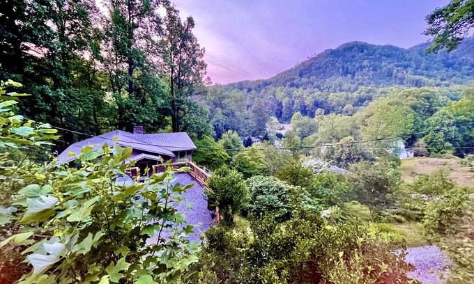 Bat Cave Casa | 5 minutes to Chimney Rock State Park. Best View in Bat Cave