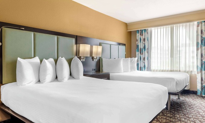 Townsite Hotel | Best Western Plus Oceanside Palms