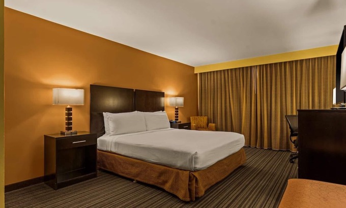 Western Honolulu Hotel | Best Western The Plaza | Standard Room, 1 King Bed | Free Breakfast
