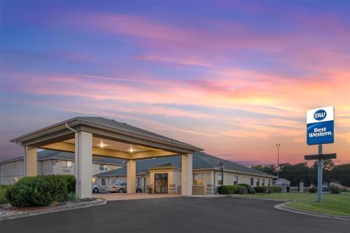 Grove Hotel | Best Western TimberRidge Inn