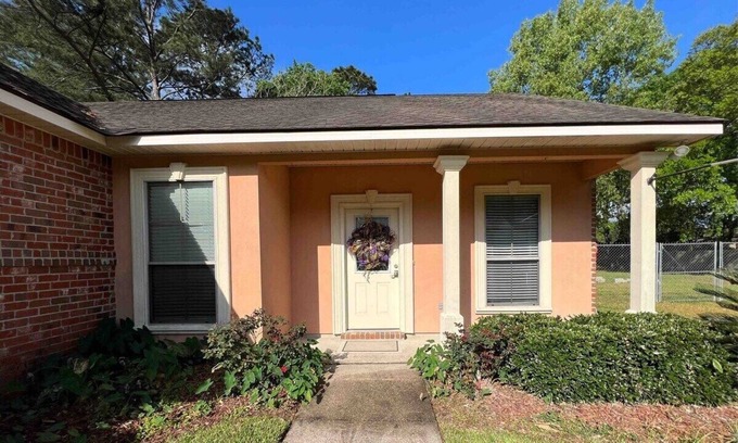 Scotlandville Casa | BestStays@Bayou-Chic -work crews love us. Fenced with WIFI