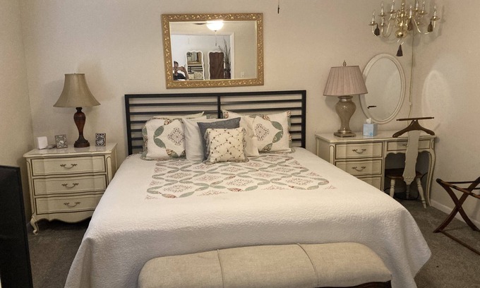 Tyler Casa | BestStays@Queen Bee Cozy for couples and small families