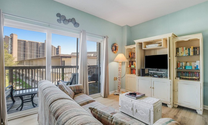 Bethany Beach Condominio | Bethany Beach Inn suite close to beach with free WiFi, central AC, & balcony