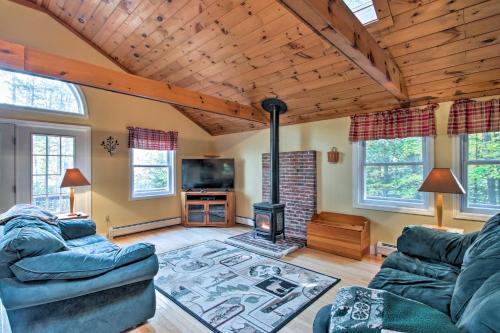 Bethel Casa | Bethel Chalet with Hot Tub 3 Miles to Sunday River!