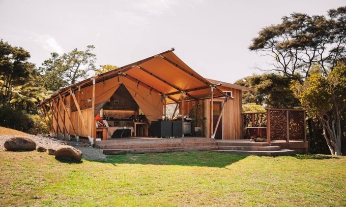 Waitakere Casa | Bethells Beach Glamping Retreat Perfect for couples to escape!