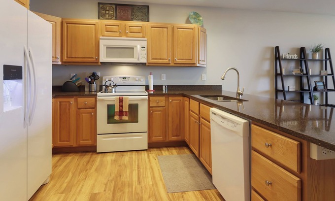 Frankfort Apartamento | Betsie Harbor Lodging- Unit 1. Spacious apartment with access to Main Street