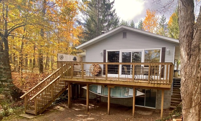 Thompsonville Cabina | Betsie River Cabin - a minutos de Crystal Mountain Spa & Resort, Hot Tub, Canoa